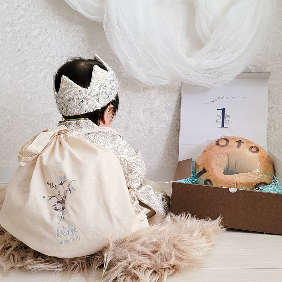 一升餅 1歳誕生日 刺繍名入れ 名前入りリュック・生成り・フルラージュ