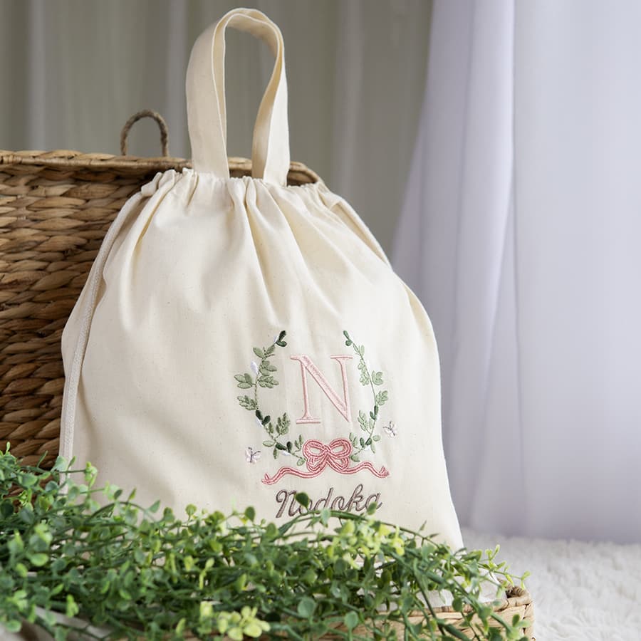 刺繍名入れ 1歳誕生日 一升餅 名前入りリュック・生成り・アンブレーム・ピンク