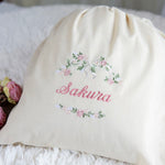 画像をギャラリービューアに読み込む, 刺繍名入れ 1歳誕生日 一升餅 名前入りリュック・生成り・フルール・オン・レーヴ・ピンク
