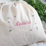 画像をギャラリービューアに読み込む, 刺繍名入れ 1歳誕生日 一升餅 名前入りリュック・生成り・フルールミニョン・ピンク
