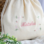 画像をギャラリービューアに読み込む, 刺繍名入れ 1歳誕生日 一升餅 名前入りリュック・生成り・フルールミニョン・ピンク
