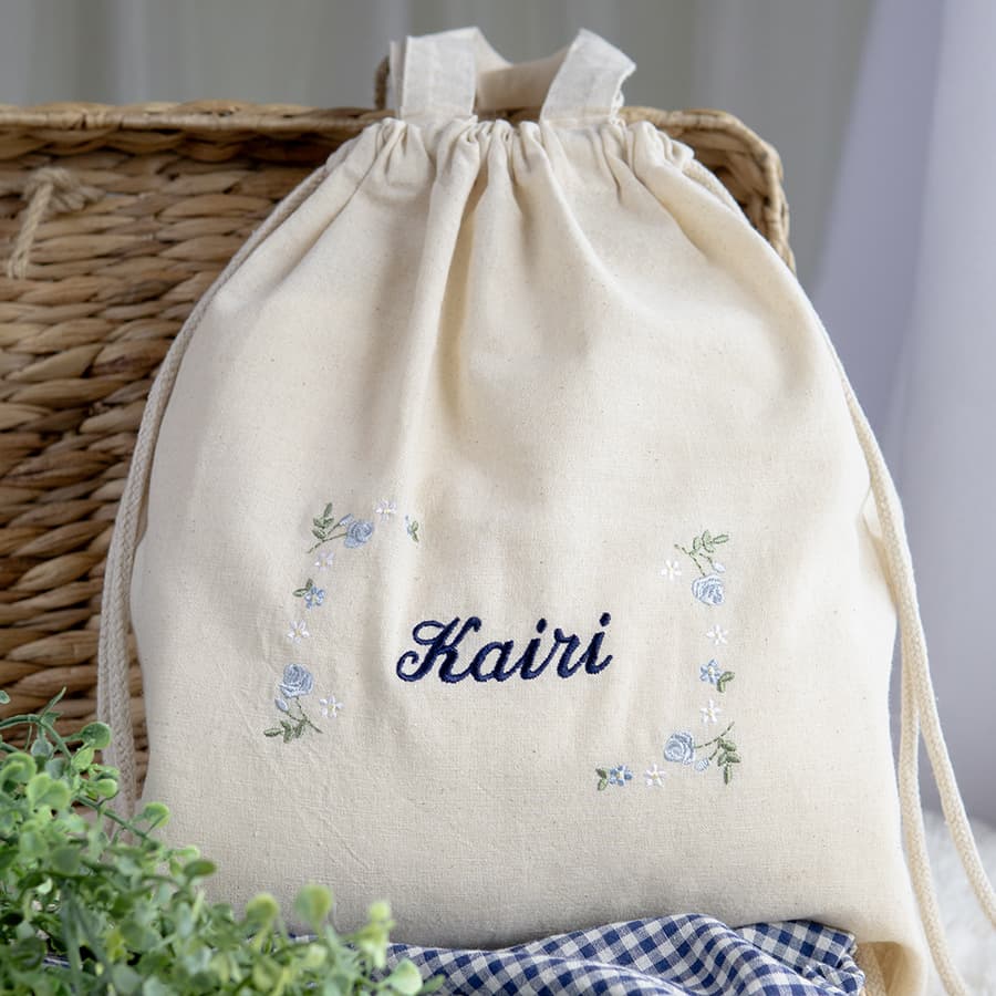 刺繍名入れ 1歳誕生日 一升餅 名前入りリュック・生成り・フルールミニョン・ブルー