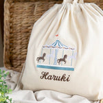 画像をギャラリービューアに読み込む, 刺繍名入れ 1歳誕生日 一升餅 名前入りリュック・生成り・メリーゴーランド・ジョワ
