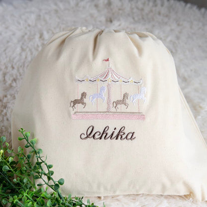 刺繍名入れ 1歳誕生日 一升餅 名前入りリュック・生成り・メリーゴーランド・ジョリ