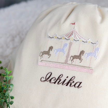 刺繍名入れ 1歳誕生日 一升餅 名前入りリュック・生成り・メリーゴーランド・ジョリ