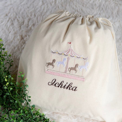 刺繍名入れ 1歳誕生日 一升餅 名前入りリュック・生成り・メリーゴーランド・ジョリ