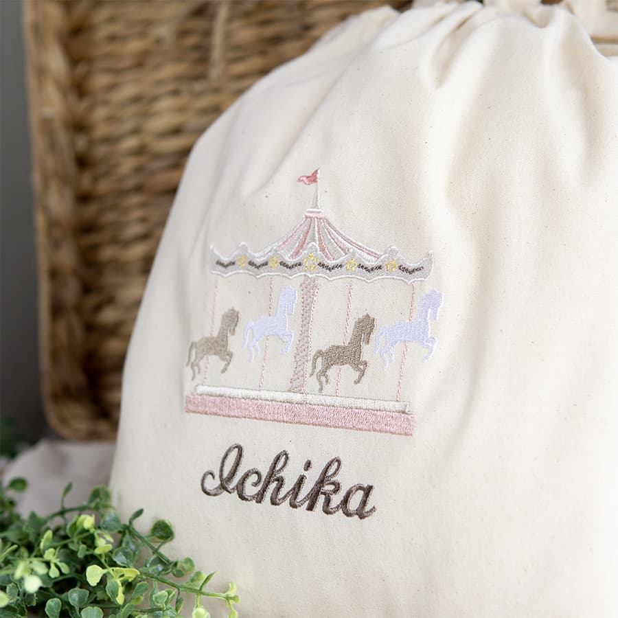 刺繍名入れ 1歳誕生日 一升餅 名前入りリュック・生成り・メリーゴーランド・ジョリ