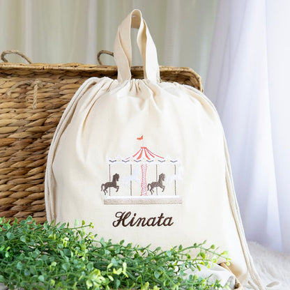 刺繍名入れ 1歳誕生日 一升餅 名前入りリュック・生成り・メリーゴーランド・スクレ