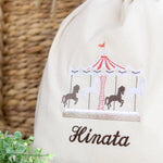 画像をギャラリービューアに読み込む, 刺繍名入れ 1歳誕生日 一升餅 名前入りリュック・生成り・メリーゴーランド・スクレ

