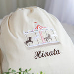 画像をギャラリービューアに読み込む, 刺繍名入れ 1歳誕生日 一升餅 名前入りリュック・生成り・メリーゴーランド・スクレ
