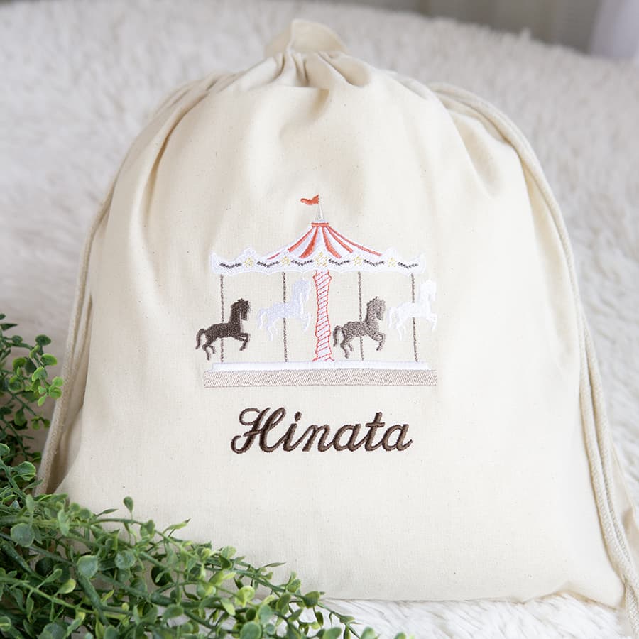 刺繍名入れ 1歳誕生日 一升餅 名前入りリュック・生成り・メリーゴーランド・スクレ