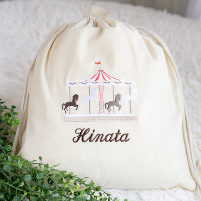 刺繍名入れ 1歳誕生日 一升餅 名前入りリュック・生成り・メリーゴーランド・スクレ