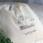 画像をギャラリービューアに読み込む, 刺繍名入れ 1歳誕生日 一升餅 名前入りリュック・生成り・フルール・オン・レーヴ・ニュアンス
