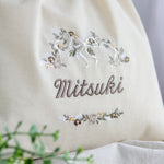 画像をギャラリービューアに読み込む, 刺繍名入れ 1歳誕生日 一升餅 名前入りリュック・生成り・フルール・オン・レーヴ・ニュアンス
